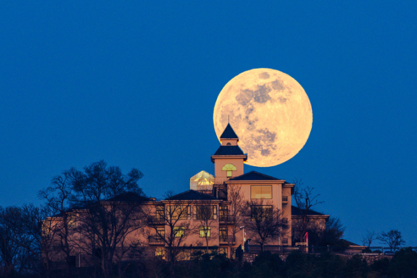 The_2026_Wolf_Supermoon_Lights_Up_January_s_Sky