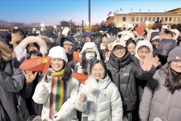 Thousands_Gather_at_Tiananmen_Square_for_2026_New_Year_Flag_Raising video poster