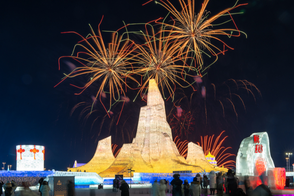 Vibrant_New_Year_Festivities_Light_Up_the_Chinese_Mainland