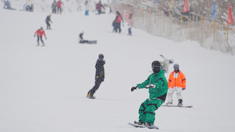 Xinjiang_s_Desert_Ski_Boom__New_Ice___Snow_Economy_Trends video poster